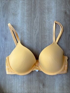 PINK Victoria's Secret Wear Everywhere T-shirt Bra size 32B